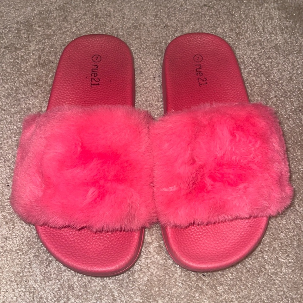 Women’s Pink fluffy slides